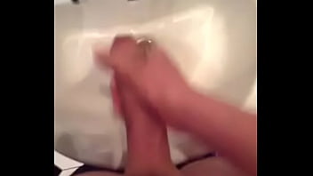 masturbándose en el lavabo del baño
