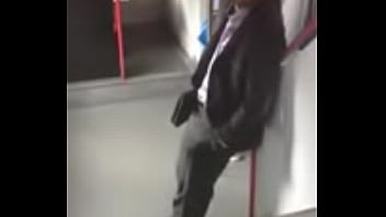 Aufgeregter Kerl in der U-Bahn
