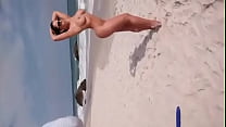 melao nudo sulla spiaggia