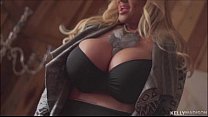Kelly Madisons World Class Tits Shake, während sie sich selbst Sperma macht