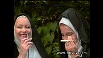 Une nonne demande à ses soeurs de lui donner la fessée pour la faire rêver