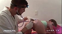 SOS Doctor Anal al rescate de una madura de culito pequeño