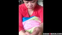 Asiate donne une belle branlette