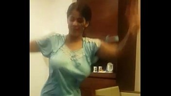 Femme indienne danse dans la chambre d'hôtel