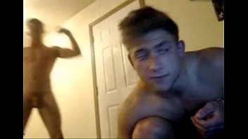 Masturbando a su hermano en la cámara - más videos en GayCam.pw