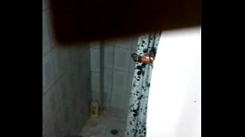 mia cognata Maribel spiata sotto la doccia.MP4