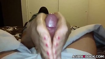 Asiático babe da trabajando con el pie