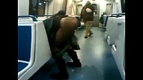 Imagens reais de uma mulher mijando no metrô na frente das pessoas