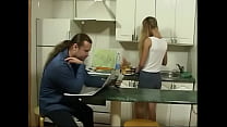 Британская падчерица соблазняет на кухне для секса