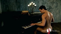 Горячий молодой человек с эрегированным членом и красивой жопой раздевается догола играя на пианино
