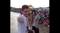 Troll brasileiro chupando na praia na frente do povo
