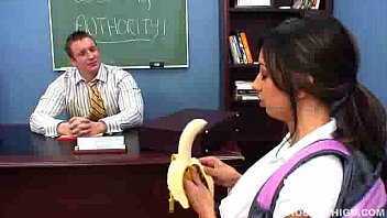 セクシーなブルネットの女の子SisiSinzは、犯される前にバナナを食べて先生を誘惑します