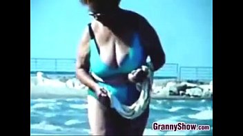 Nonne russe fuori in spiaggia