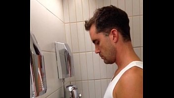 Espiando a hetero en baño publico