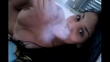Novinha gostosa caiu no whatsapp Fumando Maconha - PornoPagode.com
