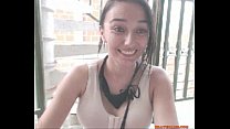 Татуированная эксгибиционистка мастурбирует на балконе