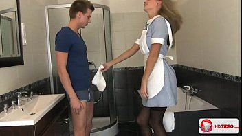 Geile junge blonde Krankenschwester verführt ihren Patienten und lässt ihn ihren Arsch ficken