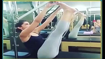 Deepika Padukone Exercising in Skimpy Leggings Hot Yoga Pants.