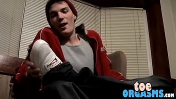 Amateur twink Benz loves sucking toes and masturbating alone