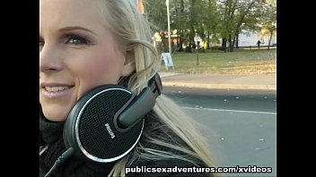 Блондинка-тусовщица обожает трах на улице