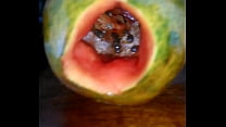 Ein Papaya kauen