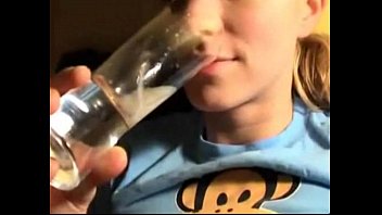 Teen trinken Sperma aus Glas