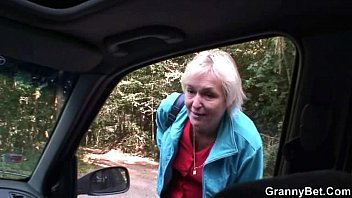 古いおばあちゃんが道路から拾われて犯される