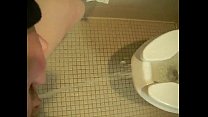 Писаю стоя и наводя беспорядок во всем туалете - hotpeegirls.com