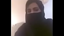 Арабская девушка показывает сиськи перед вебкамерой