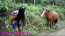 (HEATHERDEEP.COM) Heather Deep 4 fährt auf einem unheimlich schnellen Quad herum und pinkelt neben Pferden in der Dschungel-Youtube-Version