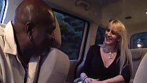 Милфа-блондинка Kay трахает черного мужчину в любительском видео