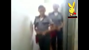 Femmes de police en uniforme et jetant desmadre montrant thong
