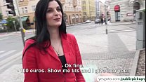 Die tschechische Teen Alice Nice zeigt für Euros ihre perfekte enge Muschi