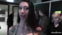 Estrela pornô alemã fode fã diretamente na feira de Vênus