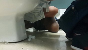 Chico mamando en toilet de terminal / Guy chupando e se masturbando