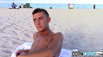 Худенького твинка Tyler Eaten снимают на нудистском пляже