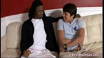 Сексуальный белый молодой мальчик трахает гей черный член 17