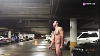 sesión de masturbación en el estacionamiento