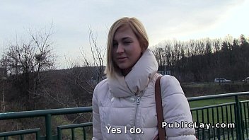 Une étudiante tchèque paie une blonde pour le sexe en public