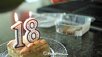 PornPros-キャシディライアンはケーキとコックで彼女の18歳の誕生日を祝います