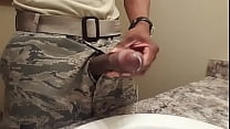 Soldado negro masturbando no banheiro