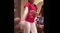 Garota indiana gostosa dançando com amigos