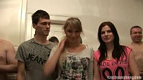 ガールフレンドと彼女の妹はチェコのギャングバングに犯される