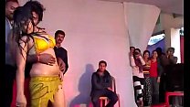 Garota indiana gostosa dançando no palco