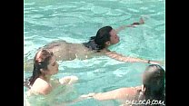 Cornea Samantha Cruz scopa un ragazzo mentre le sue ragazze nude stanno nuotando