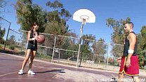 Heiße asiatische Küken ficken ihren Basketballtrainer
