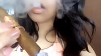 Instagram Frau Rauch (Frau raucht Zigarre)