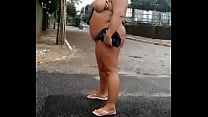 Толстая девочка на улице.