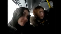 Ragazze russe flirtano con un estraneo esibizionista sull'autobus