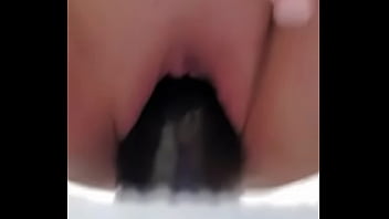 Sexy Brünette bekommt Sperma im Mund